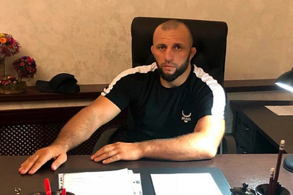 UFC разорвал контракт с российским бойцом